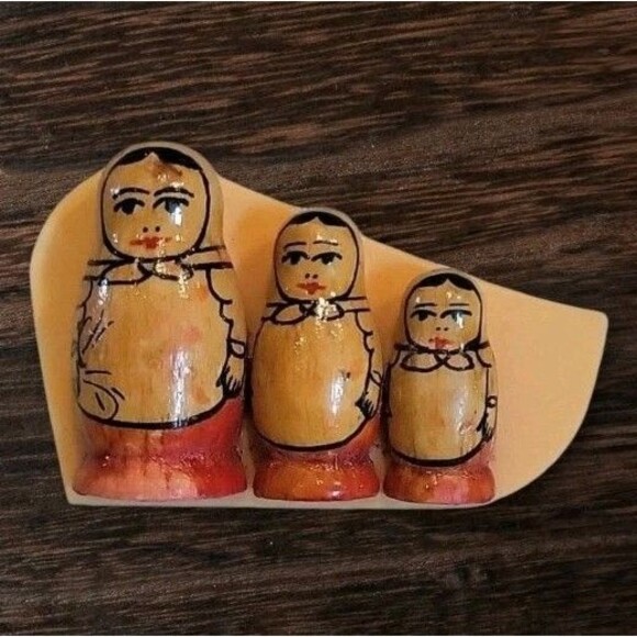 Charming Vintage Nesting Dolls Brooch Pin Trio of Wooden Hand Painted Babushkas - Picture 1 of 7